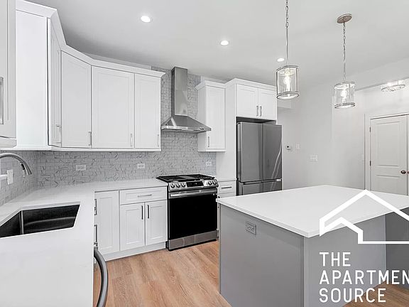 5th image of 6423 N Washtenaw Ave #1