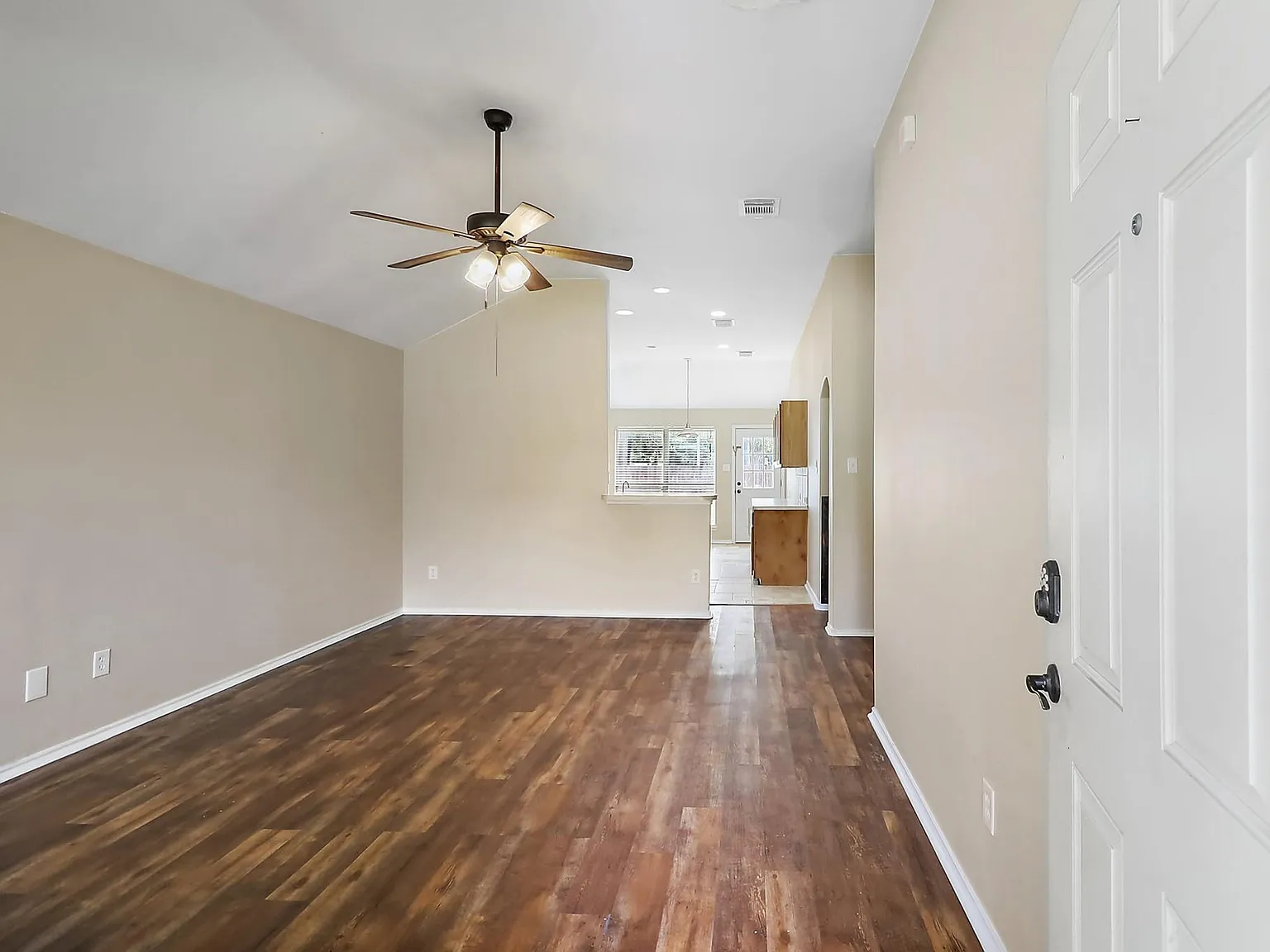 4 bed, 2.0 bath, 1670 sqft, $2,100 — Photo 3