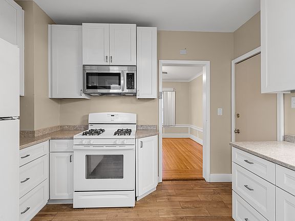5th image of 275 Sterling Ave