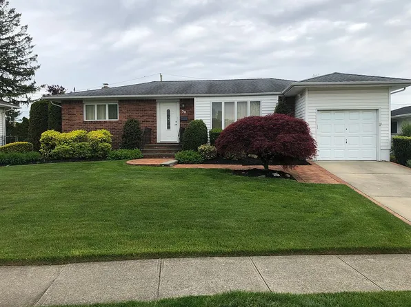 30 Alling St, Hicksville, NY 11801