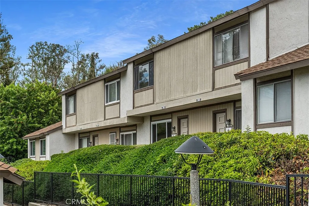 3 bed, 1.5 bath, 1038 sqft, $3,300 — Photo 1