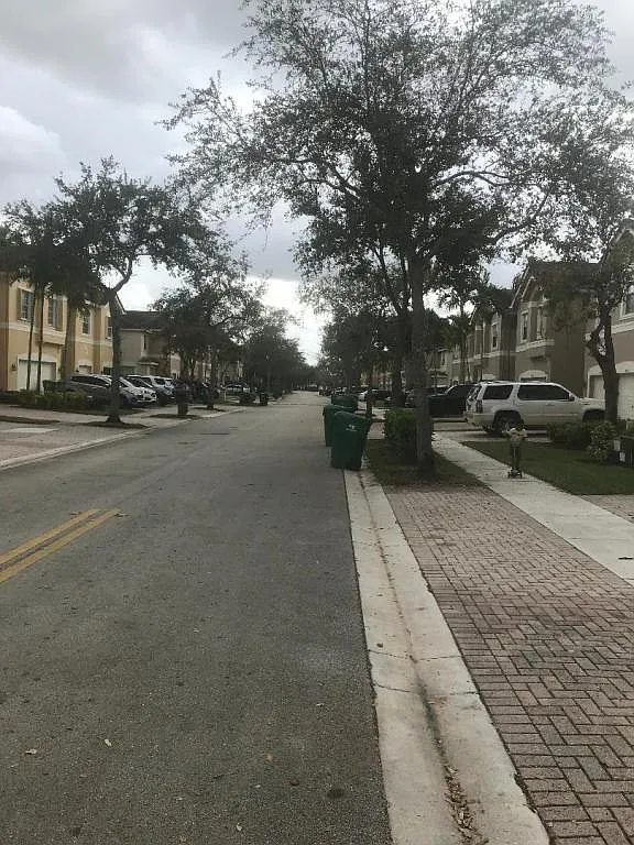 4240 sw 125 — Photo 2
