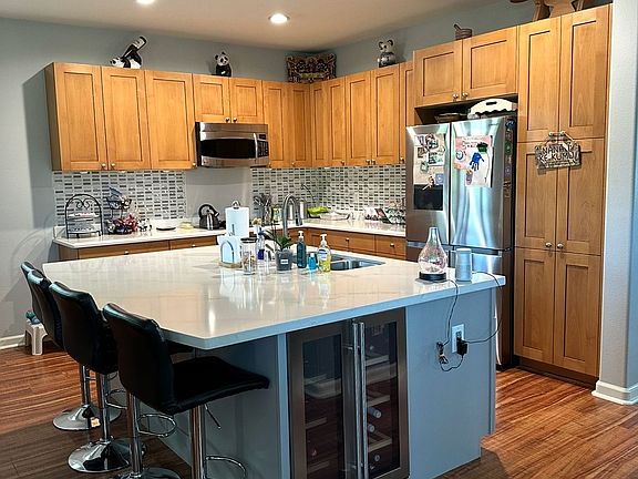 Island has mini fridge