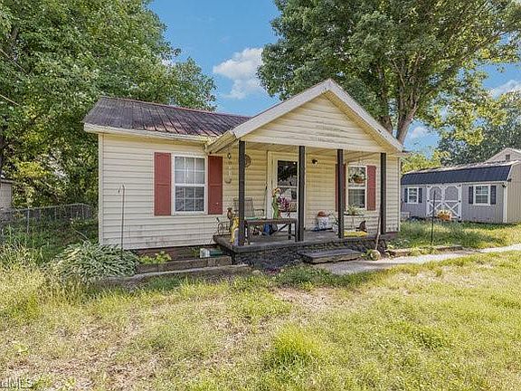 3rd image of 2045 Woodland Dr