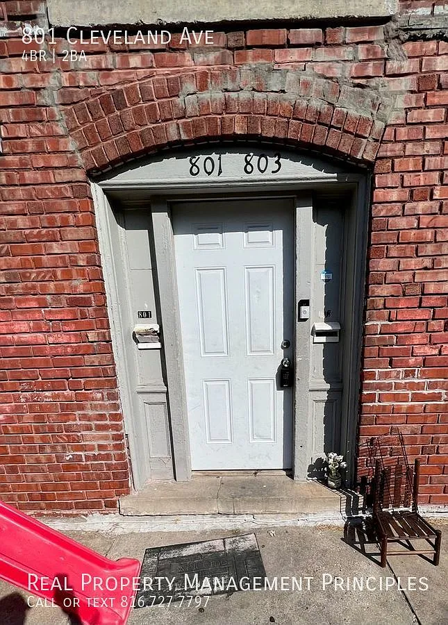 Recently Renovated, Spacious 4 Bedroom 1.5 Bath Townhouse!! — Photo 2