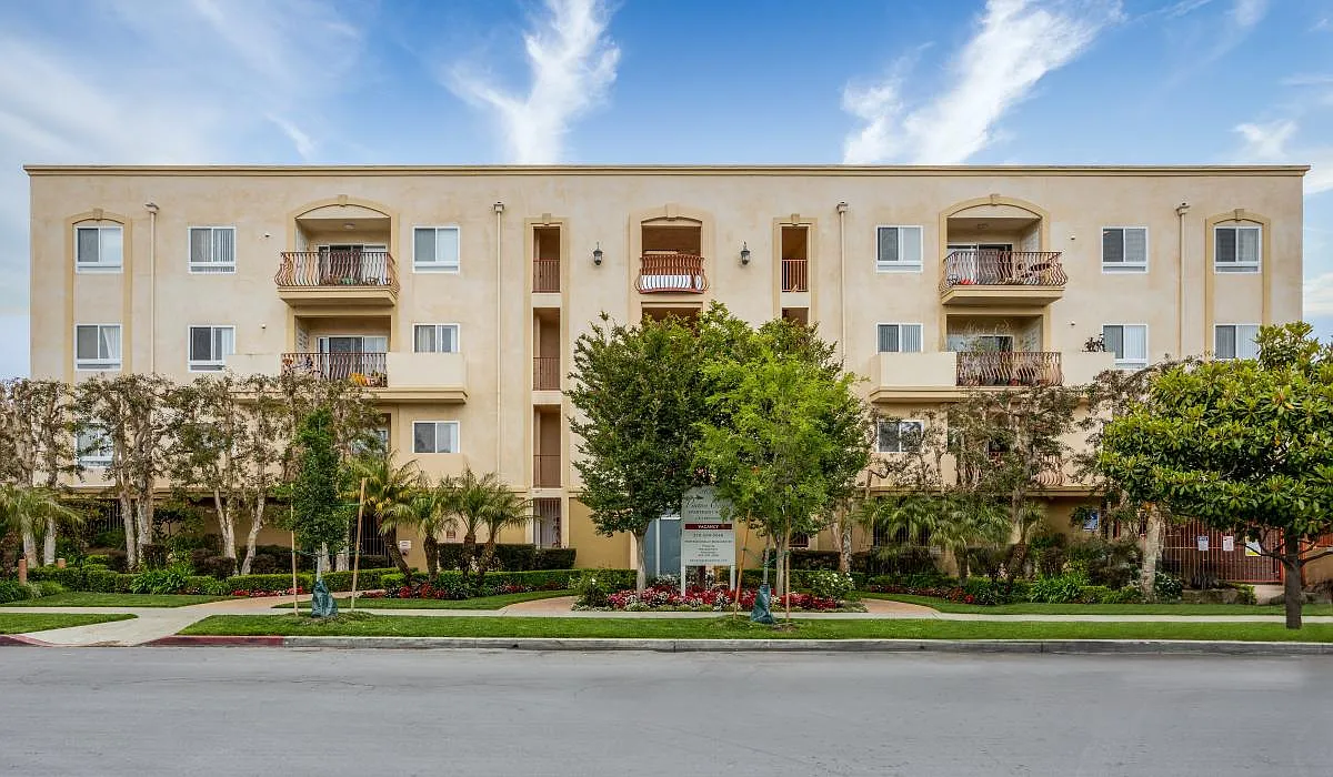 Vinton Court Apartments — Photo 1