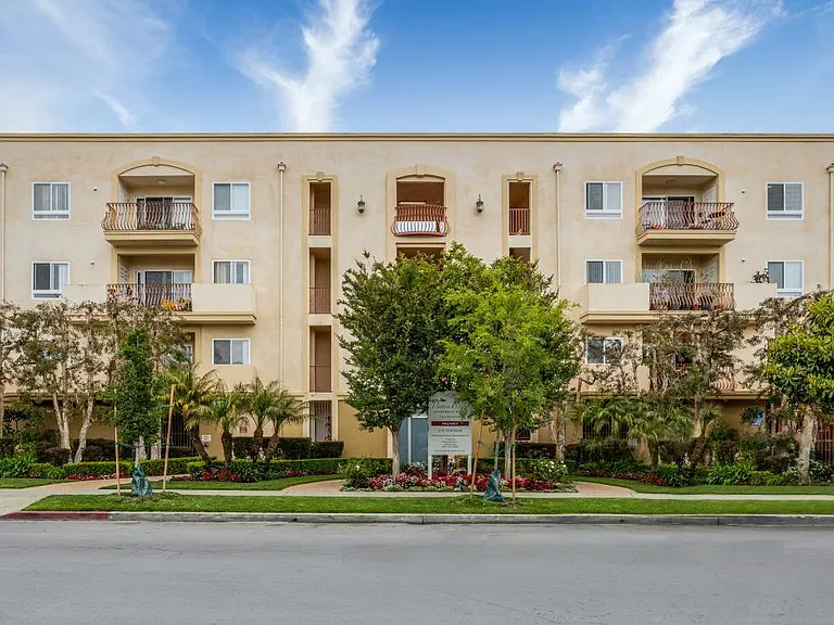 Vinton Court Apartments — Photo 1