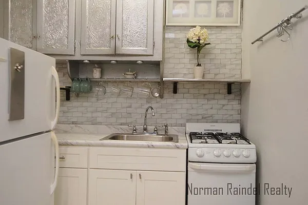 Rented by Norman Raindel, LREB | media 5