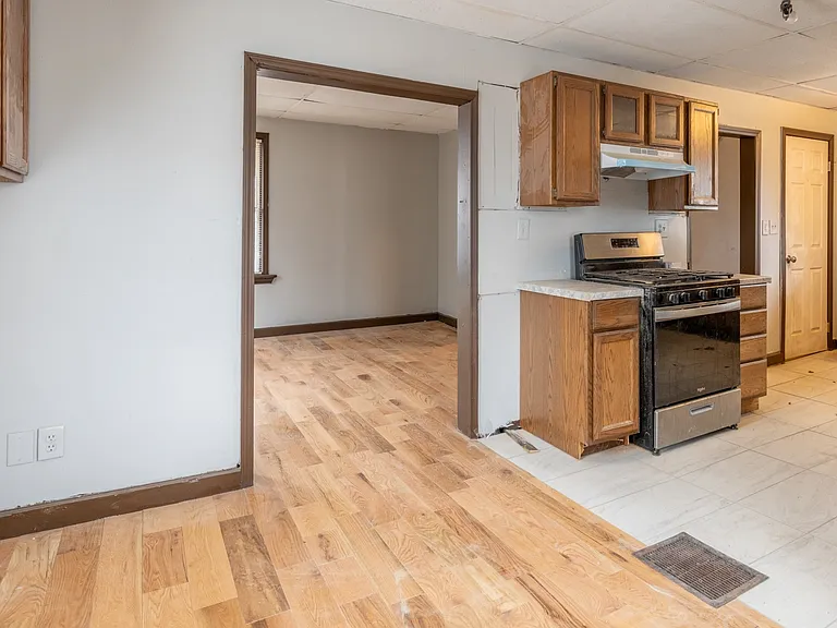327 Saxton St — Photo 14