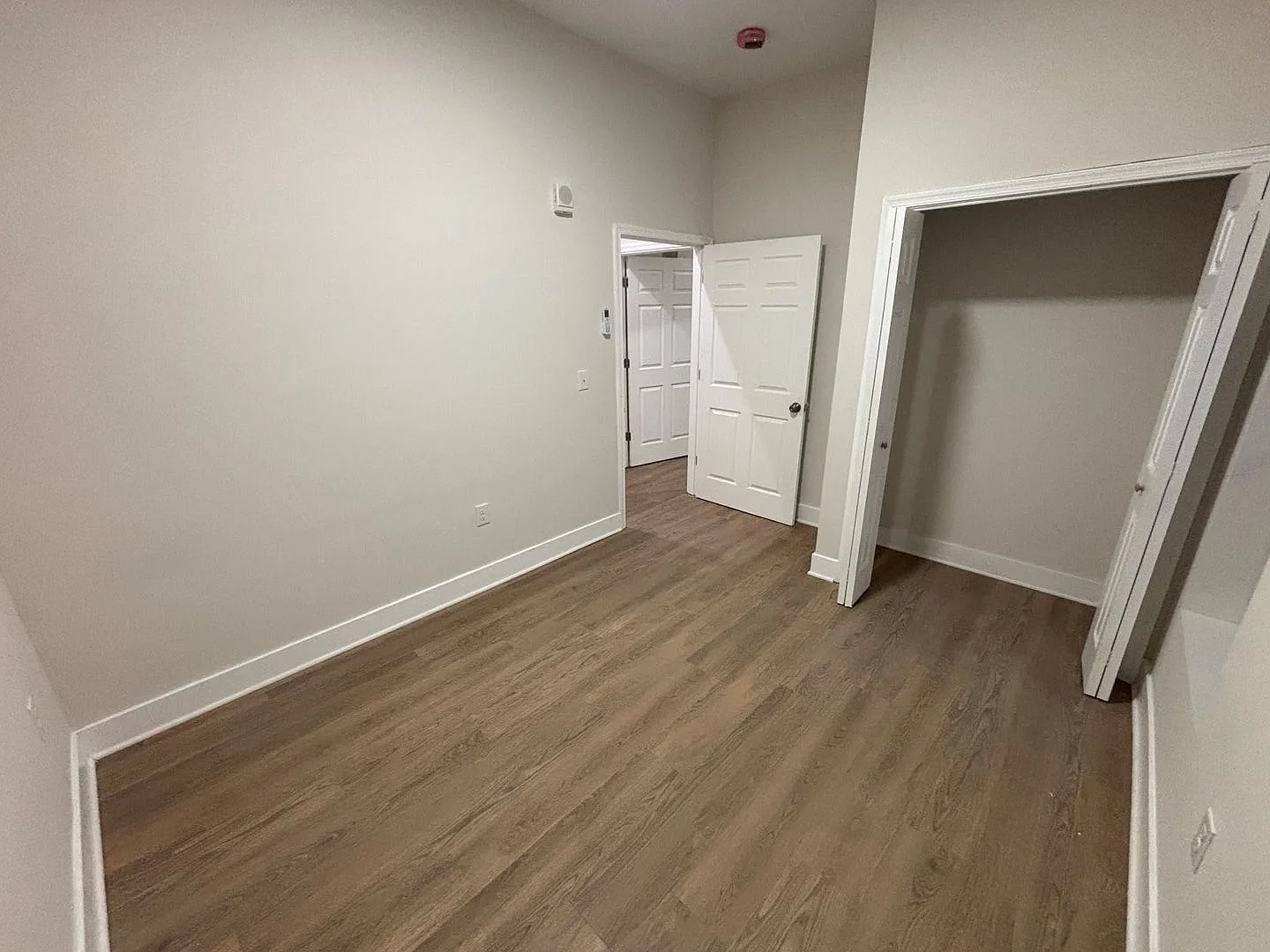 Fully Remodeled 3-Bedroom Apartment — Photo 4
