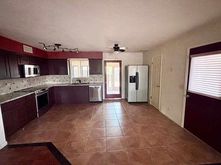 1322 E Five Star Blvd — Photo 18