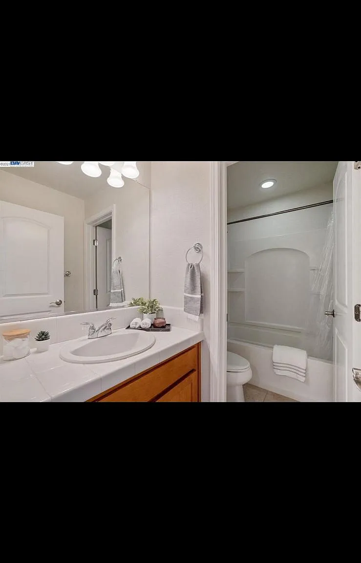 2 bed, 1.5 bath, 1017 sqft, $3,200 — Photo 4