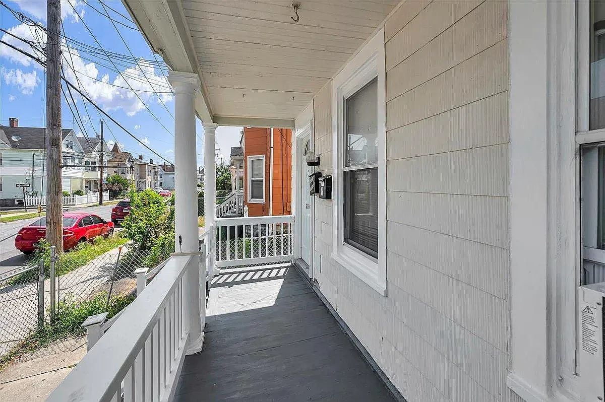 3 bed, 875 sqft, $2,000 — Photo 2
