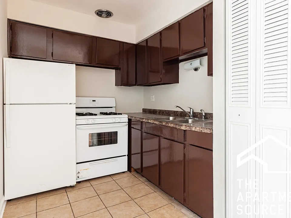 5917 N Kenmore Ave #523