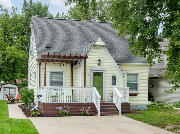 4042 Louella Dr, Waterford, MI 48329