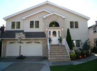 67 Central Ln, Secaucus, NJ 07094