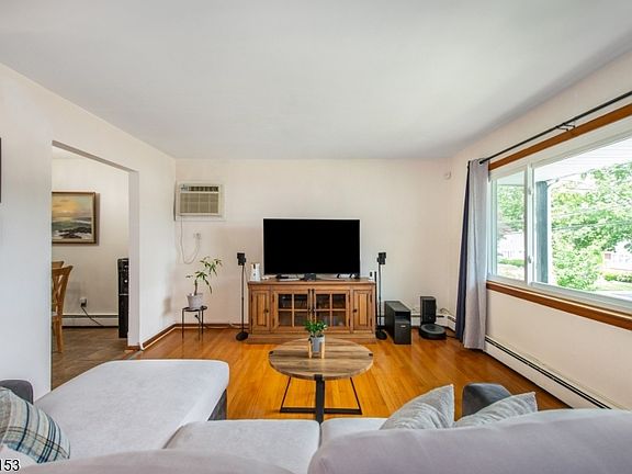 4th image of 140 Maplewood Ave