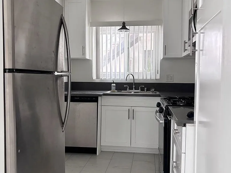 928 S Sherbourne Dr — Photo 12