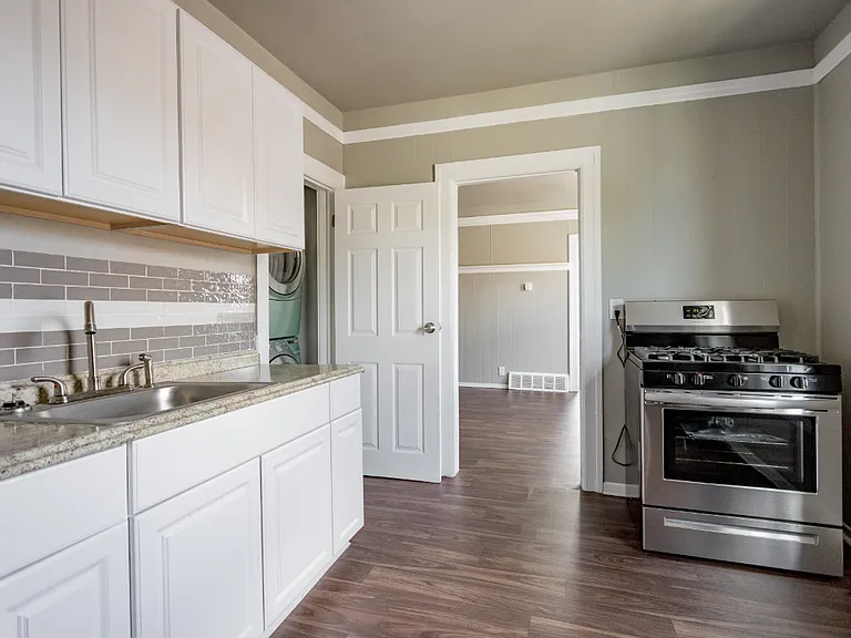 4634 Howard St — Photo 7