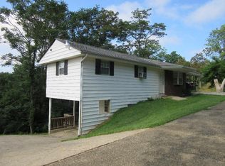 4 Circle Dr, Huntington, WV 25701