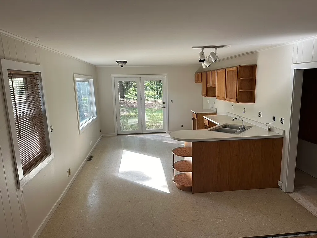 2 bed, 936 sqft, $1,350 — Photo 3