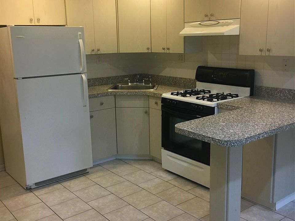2nd image of 404 1/2 New York Ave #1