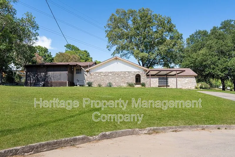4 bed, 3.0 bath, 2349 sqft, $2,500 — Photo 1