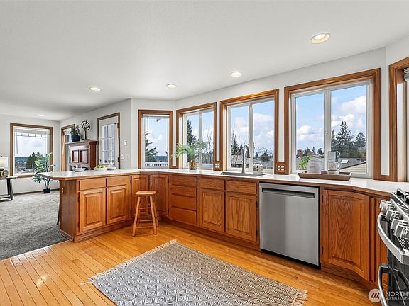 4th image of 928 N Heatherwood W