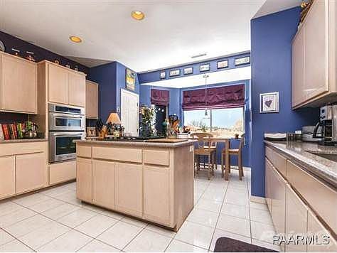 Kitchen w/center island
