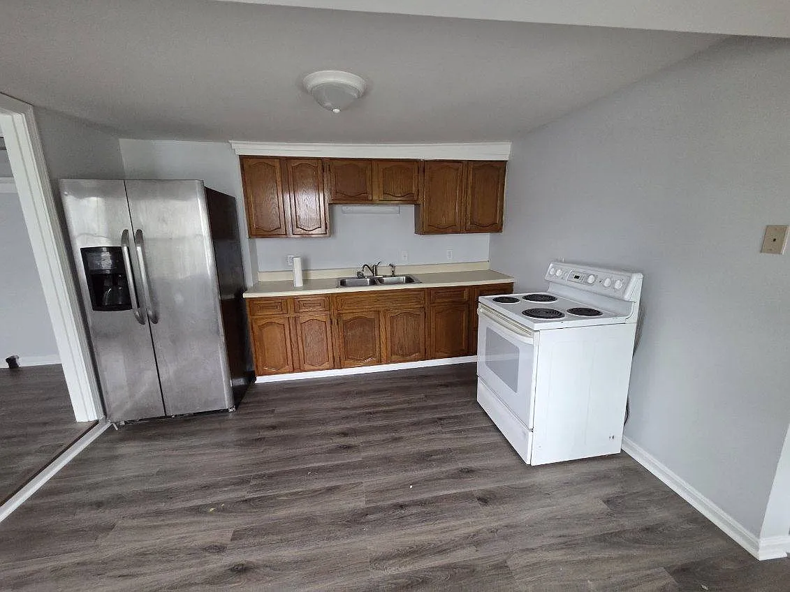 4 bed, $2,200 — Photo 1
