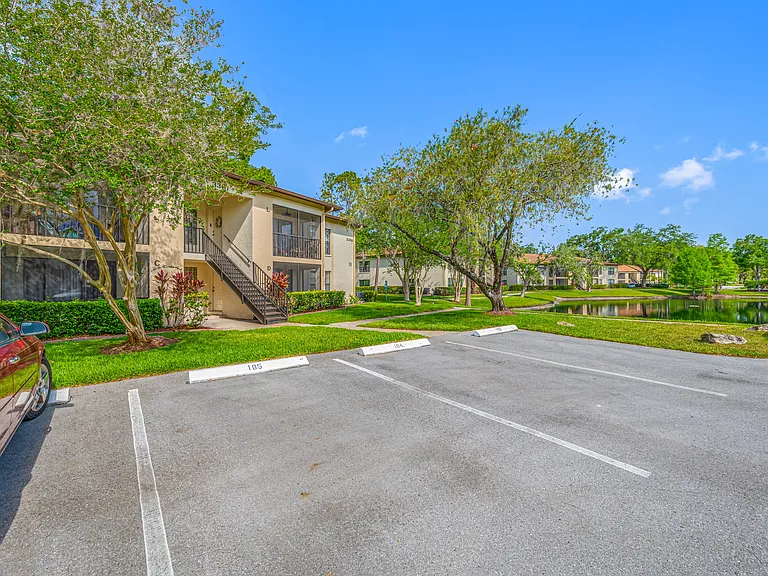 3301 Crystal Ct #D — Photo 34