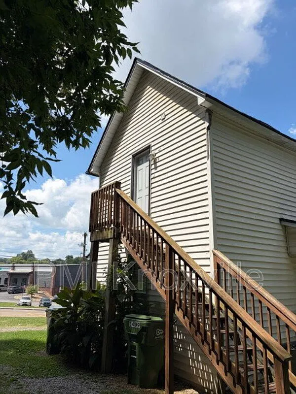 2 bed, 1.0 bath, 1200 sqft, $1,050 — Photo 2