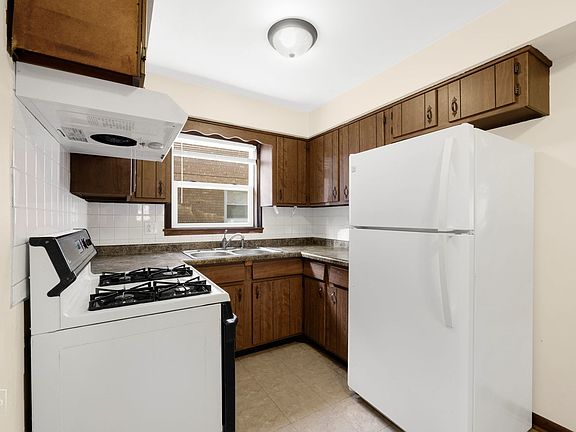 5th image of 383 Crandon Ave