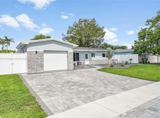 521 NW 93rd Ter, Pembroke Pines, FL 33024