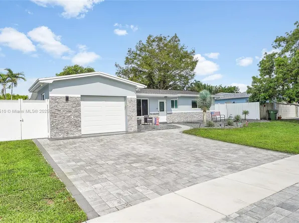 521 NW 93rd Ter, Pembroke Pines, FL 33024