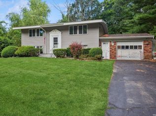 12 Deer Ln, East Setauket, NY 11733