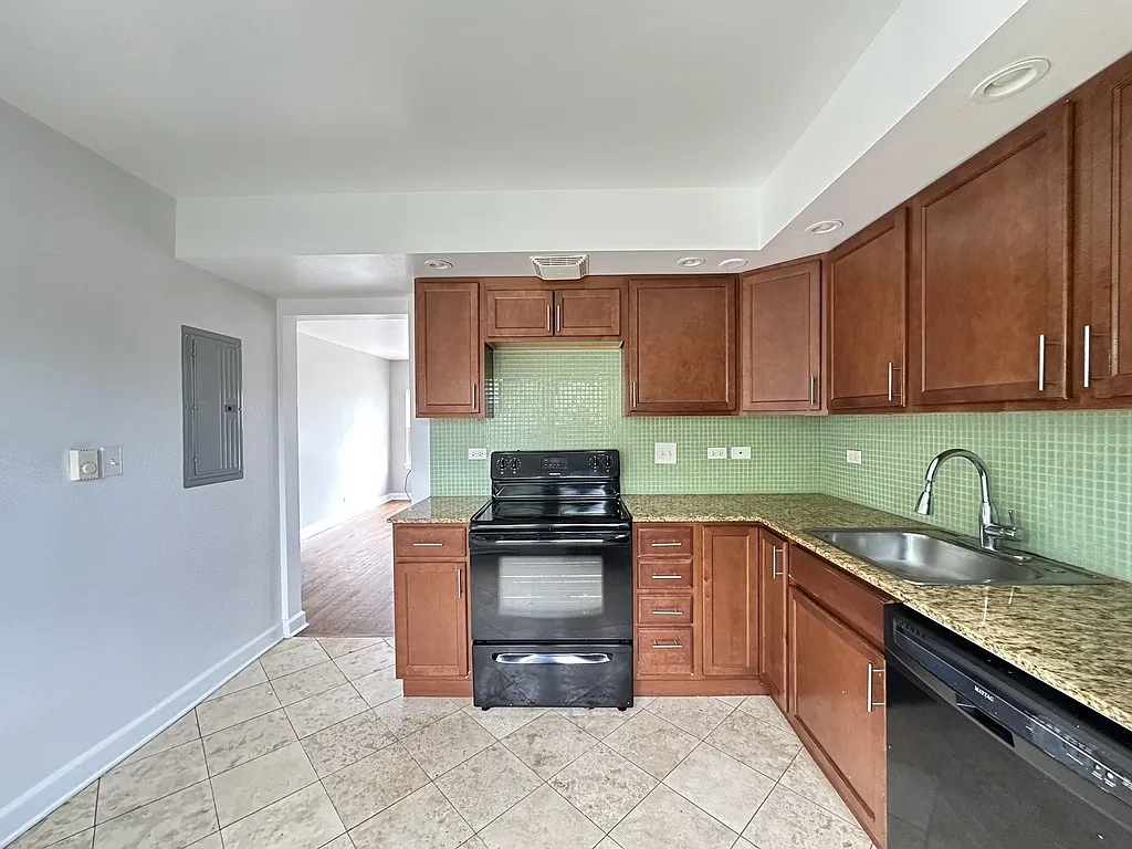 Attractive 2 Bed, 1 Bath at Milwaukee + Howard (Niles) — Photo 4