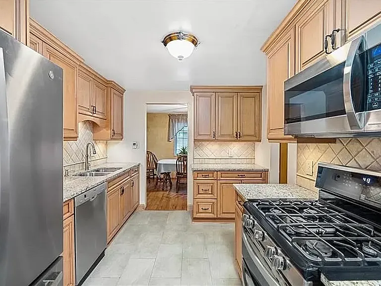 1308 Chaplin St — Photo 8