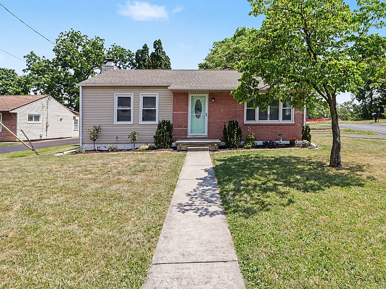 105 Maple Dr — Photo 1