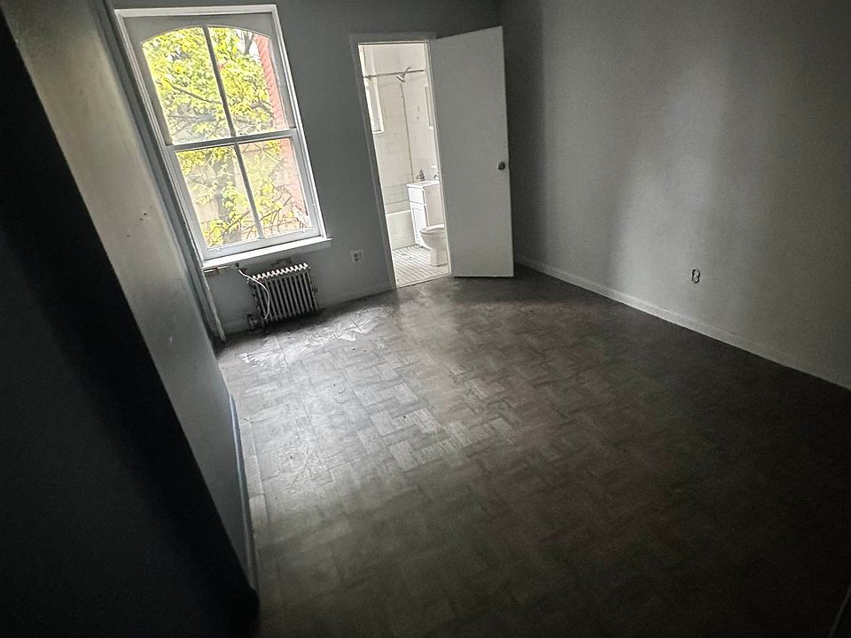 2nd image of 32 Joralemon St #B32
