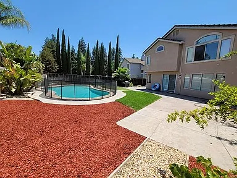 2377 Yorkshire Dr — Photo 20