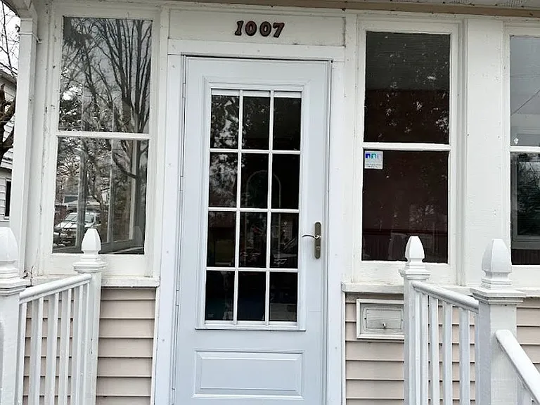 1007 Dewey Ave NE — Photo 1