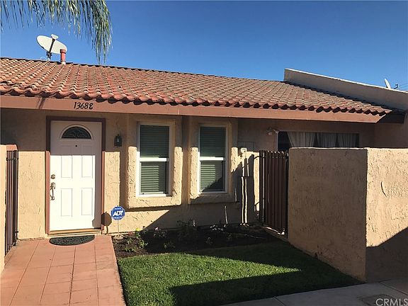 2nd image of 1368 E Bouquet Dr