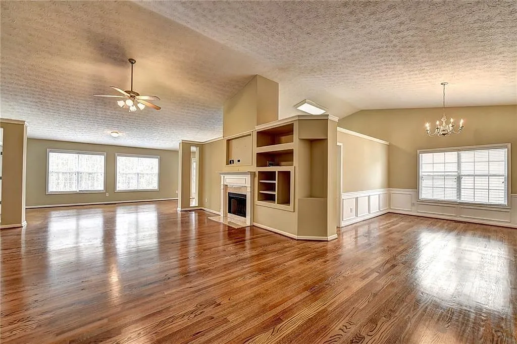 3 bed, 2.0 bath, 2430 sqft, $2,150 — Photo 2