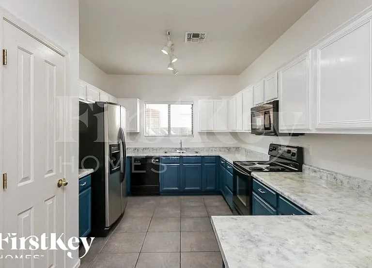 16074 W Banff Ln — Photo 6