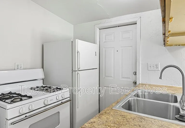 1638 N Beverly Ave — Photo 2