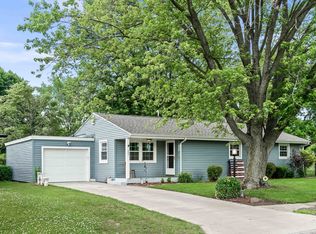 602 E 5th St, Mackinaw, IL