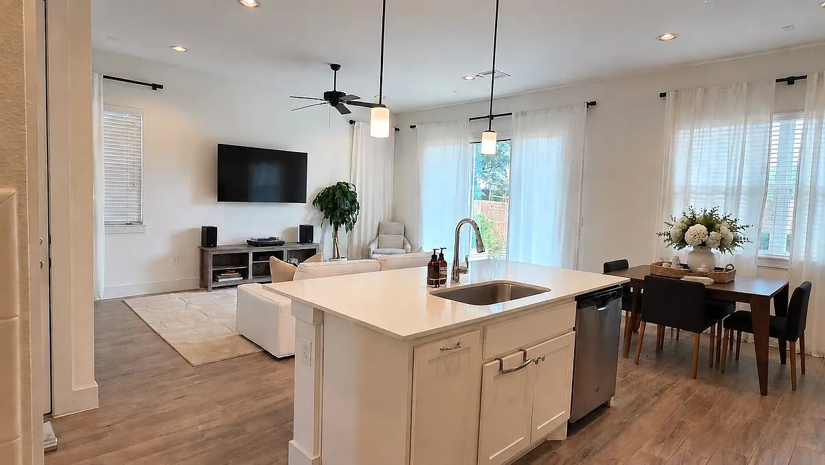 2 bed, 2.0 bath, 1712 sqft, $2,400 — Photo 4