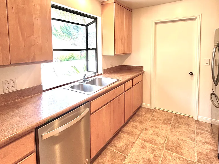 1045 Marvista Ave — Photo 4