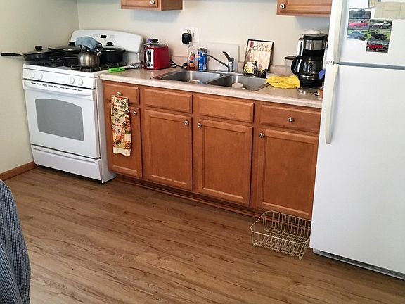 3rd image of 103 S Whispering Hills Dr